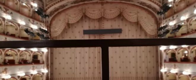 Copertina di Teatro Ferrara, nel posto per i disabili c’è balaustra di metallo che impedisce la vista. La soluzione? La promisero nel 2013