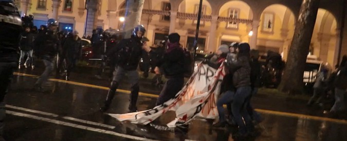 Torino, tensione al corteo antifascista contro Casapound. I manifestanti fermati con idranti e lacrimogeni