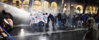 Copertina di Torino, scontri al corteo antifascista contro Casa Pound: lanci di pietre e lacrimogeni. Due agenti feriti e altrettanti fermi