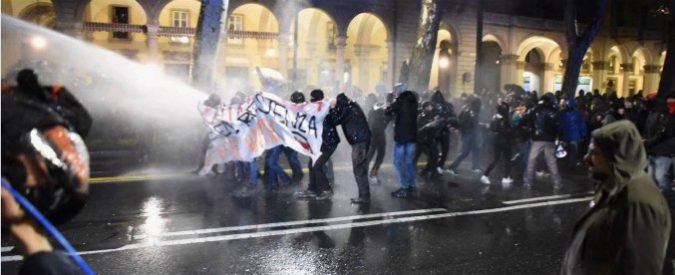 Torino, scontri al corteo antifascista contro Casa Pound: lanci di pietre e lacrimogeni. Due agenti feriti e altrettanti fermi