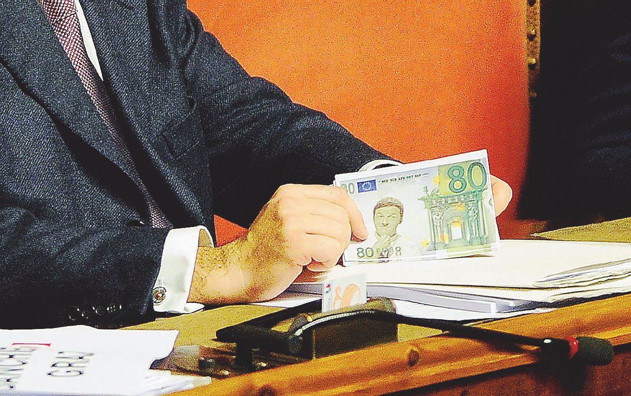 Statali, la beffa pre-rinnovo: costretti a ridare gli 80 euro