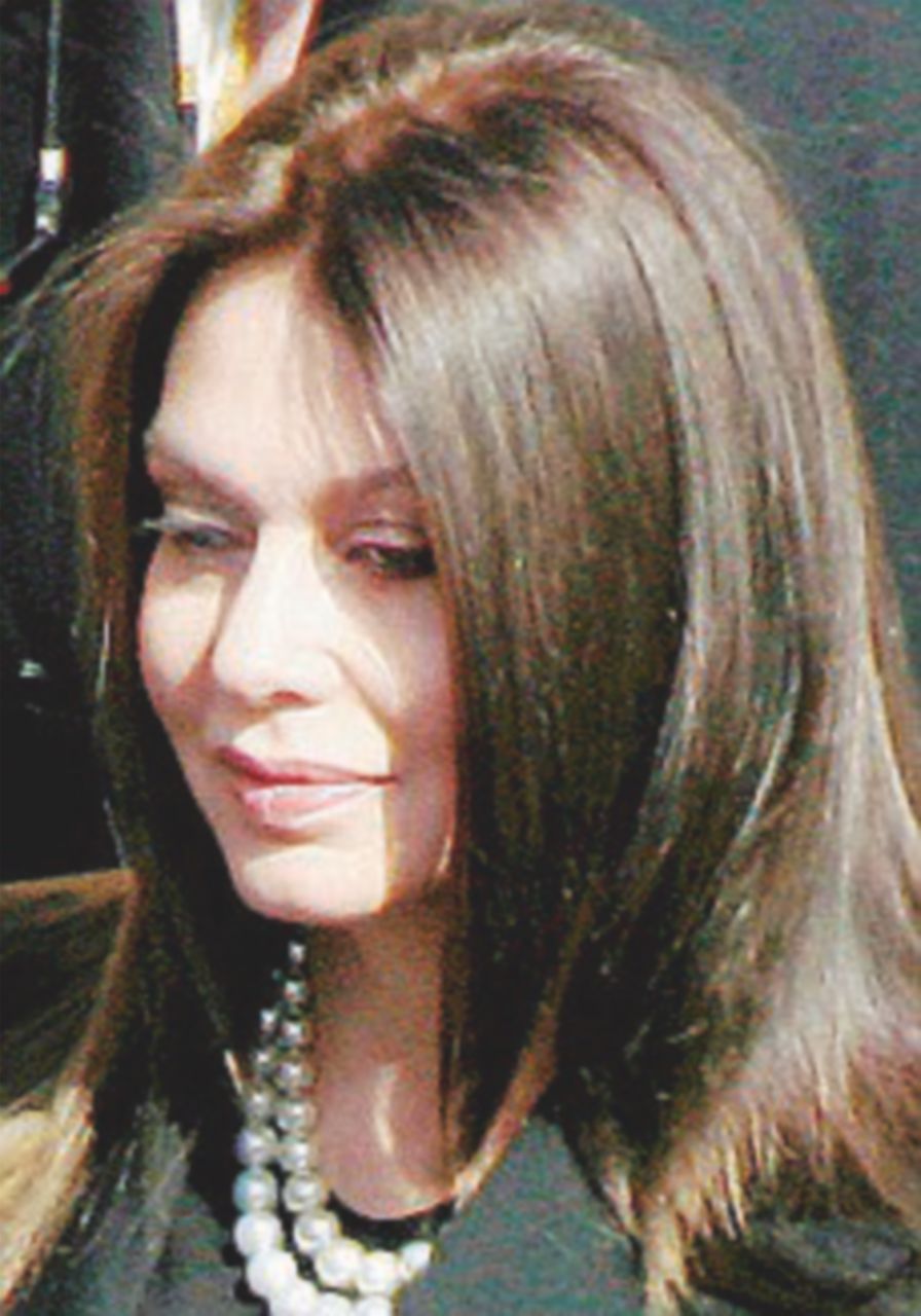 “Ho rinunciato ai soldi di Veronica”. Lei: “Non ne so nulla”