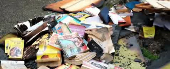 Copertina di Brescia, rogo di libri al Magazzino 47. Centro sociale denuncia: “Infame attacco fascista”