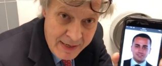 Copertina di Elezioni, lo sfottò di Sgarbi contro i 5 Stelle. Il video dal gabinetto: “Di Maio? partecipa, scegli, caga”