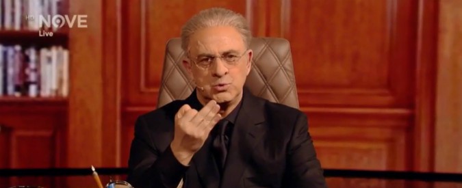 Copertina di Crozza-De Luca difende il figlio indagato: “E’ così puro e innocente che è lui ad apparire alla Vergine Maria”