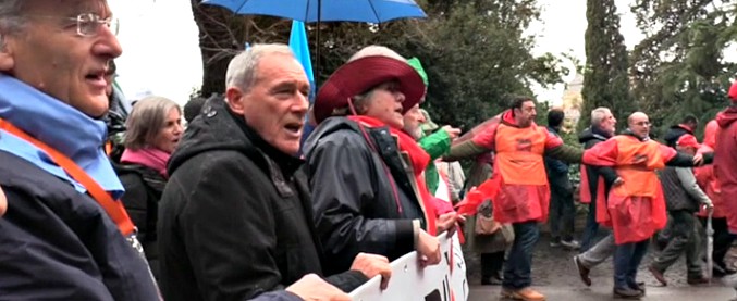 Copertina di Corteo contro i fascismi, Grasso intona Bella Ciao: “Sciogliere Casapound? C’è una procedura, servono valutazioni”