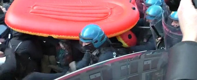 Copertina di Milano, centri sociali tentano di raggiungere comizio di Casapound: cariche della polizia