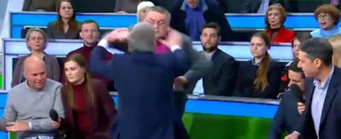 Copertina di In studio si parla della guerra in Ucraina e il dibattito finisce in rissa: cazzotti e spintoni in diretta tv