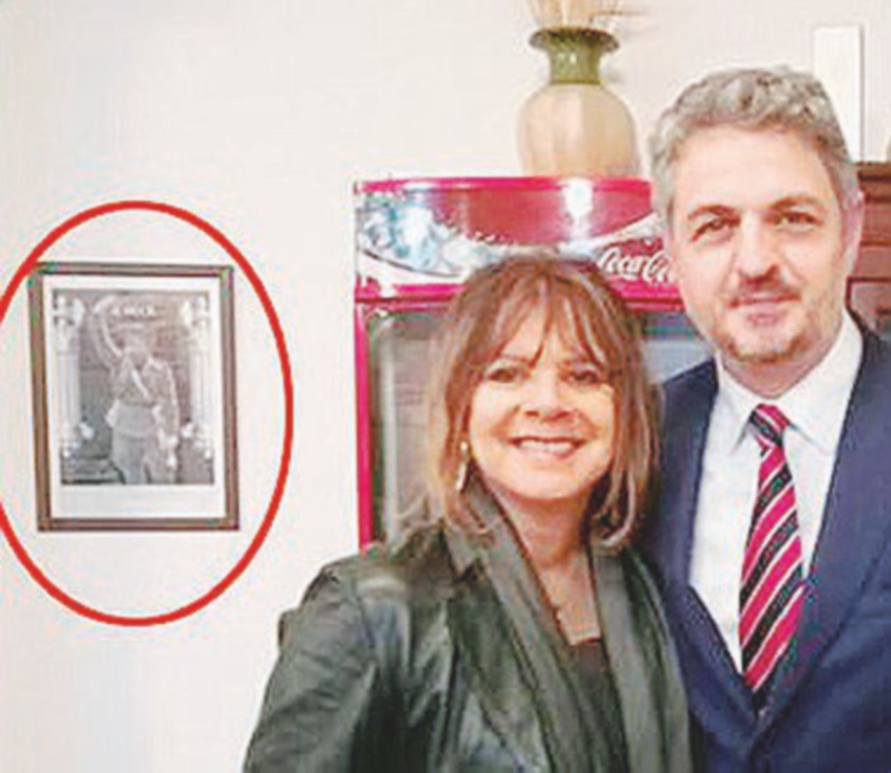 Copertina di Baldelli (Forza Italia), foto ricordo col Duce alla cena elettorale