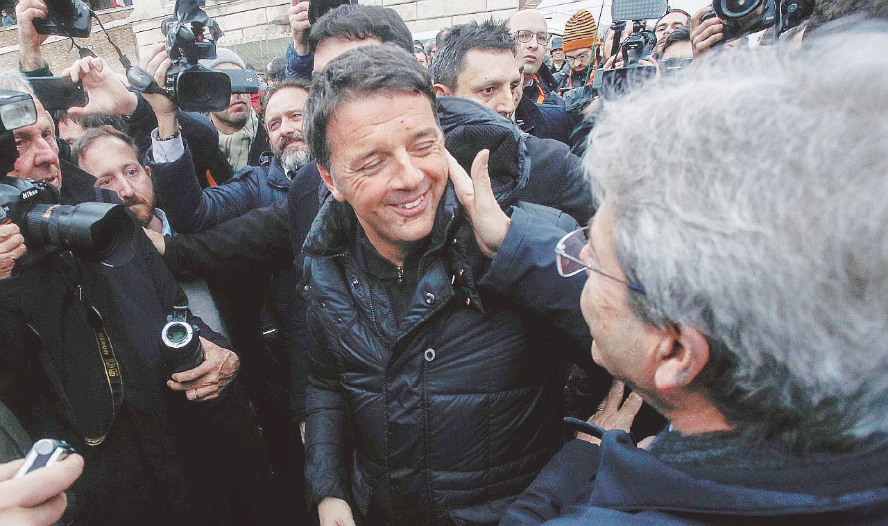 A Roma sfilano in 30 mila. Renzi si risparmia i fischi A Roma sfilano in 30 mila. Renzi si risparmia i fischi