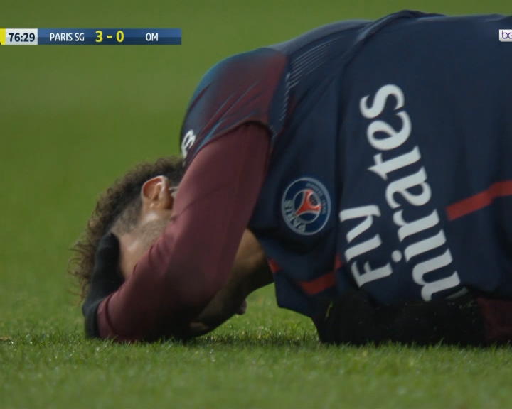 Copertina di Neymar, lacrime e barella: sospetta distorsione alla caviglia per il brasiliano durante la partita contro il Marsiglia