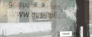 Copertina di Macerata, mattonate contro la vetrina d’ingresso dell’associazione che si occupa dell’accoglienza migranti