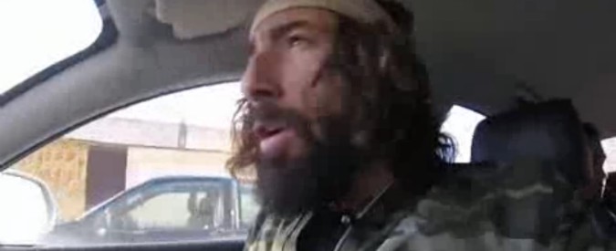 Copertina di Palermo, l’aggressione a Brumotti nel quartiere Zen: sulla macchina piove di tutto. L’anticipazione video