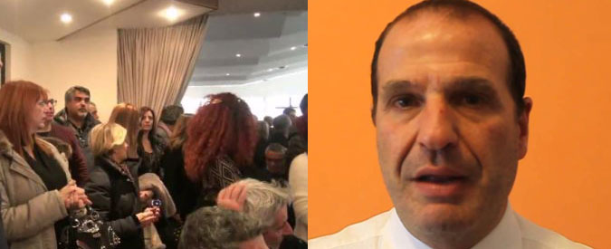 Copertina di “Chi non salta 5 stelle è”. Il berlusconismo si aggiorna, il sindaco di Gaeta aizza il pubblico contro il ‘nuovo nemico’