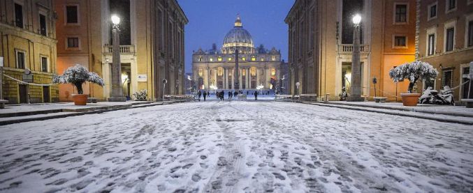 Copertina di Neve a Roma: scuole chiuse anche martedì. Presidi: “Stop può durare anche 9 giorni”. Mobilità in tilt: ritardi fino a 7 ore per i treni