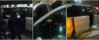 Copertina di Milano, taxi abusivo cinese pizzicato in centro. Il tassista fugge urtando un vigile: il video ripreso da un Ncc