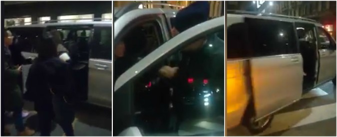 Copertina di Milano, taxi abusivo cinese pizzicato in centro. Il tassista fugge urtando un vigile: il video ripreso da un Ncc
