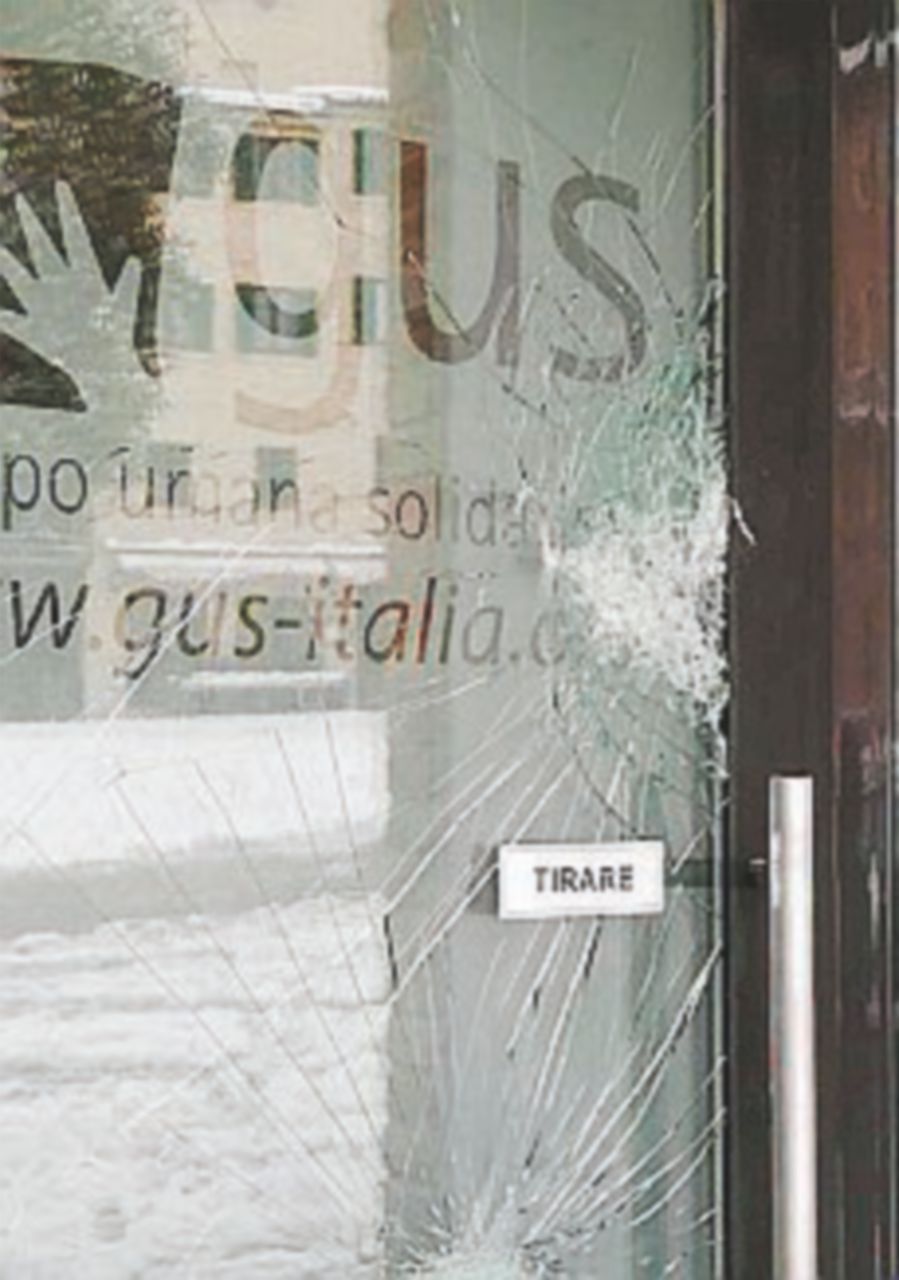 Macerata, mattonate contro l’associazione che assiste i profughi