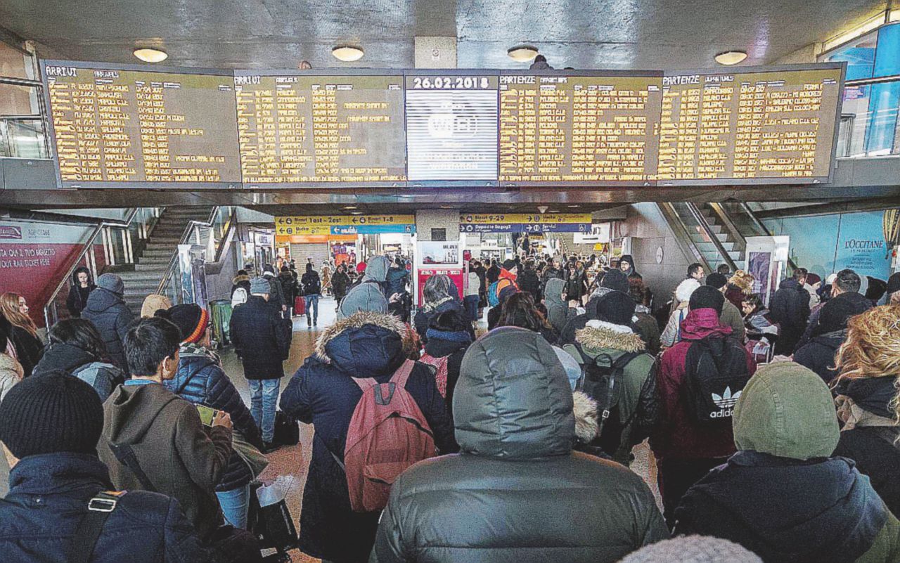 Copertina di Fs, lo “snevamento” degli scambi non va Delrio sul binario morto