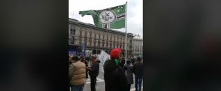 Copertina di La bandiera neonazista al comizio di Matteo Salvini? Non è neonazi. E il sostenitore della Lega “trolla” tutti
