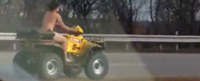 Copertina di Passi il quad in autostrada… ma così è decisamente troppo: nudo e contromano. Il video del fuggitivo è surreale
