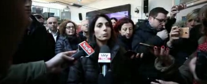 Copertina di Roma, Virginia Raggi anticipa il rientro da Città del Messico: “Domani scuole aperte”