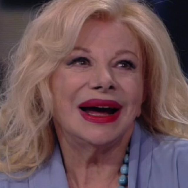 Sandra Milo a Che fuori tempo che fa ricorda il suo grande amore: “Il primo bacio con Fellini? Sono svenuta”