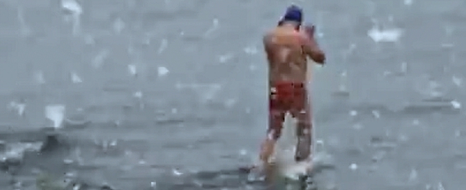 Copertina di Napoli, neve e follia. Sul lungomare: “C’è un pazzo che si sta facendo il bagno, questo sta fuori proprio”