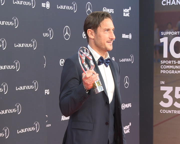 Copertina di Montecarlo, premio alla carriera all’ex capitano giallorosso. Totti: “Un onore”