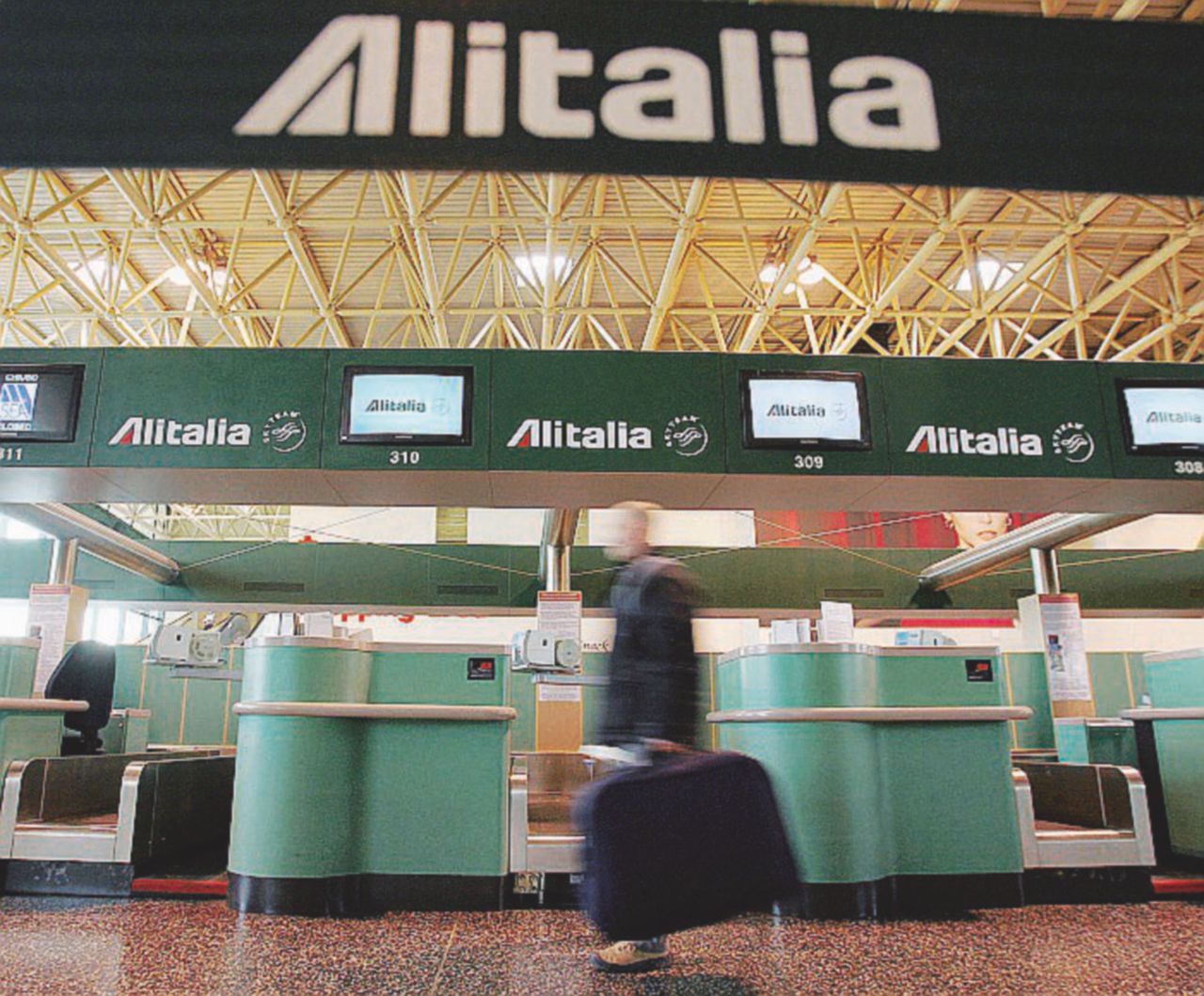 Copertina di La strategia del gambero che condanna Alitalia