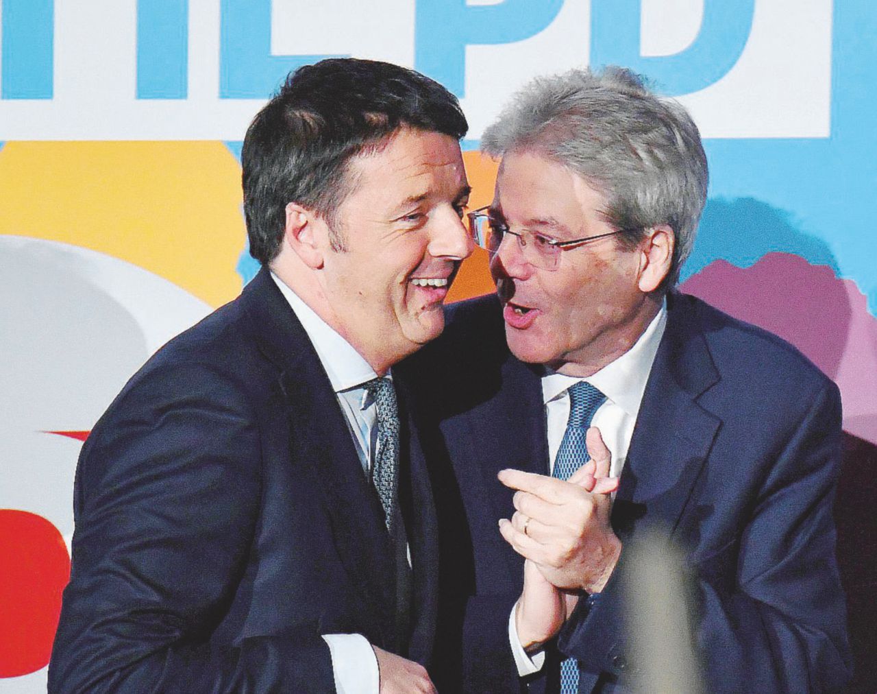 Renzi-Gentiloni, l’abbraccio arriva tardi (e non convince)