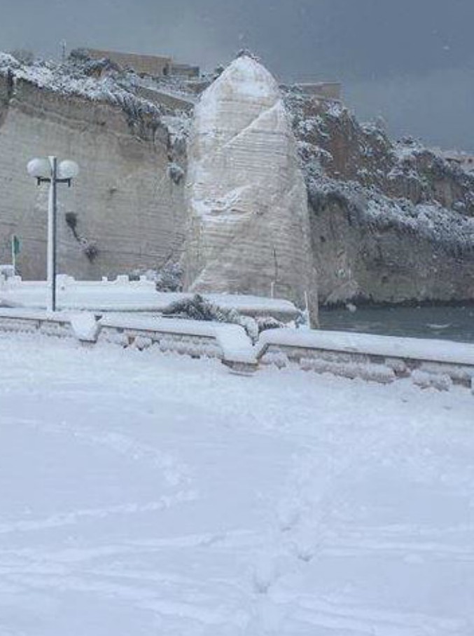 Copertina di Vieste, Pizzomunno cantato da Gazzè aspetta Cristalda sotto la neve