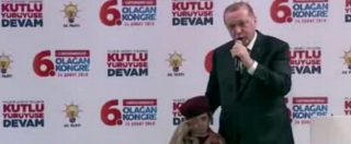 Copertina di Turchia, la mascotte delle forze speciali è in lacrime. Erdogan le augura il martirio: “Sarai avvolta nella bandiera”