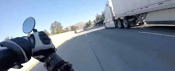 Copertina di La paura in soggettiva, perde il controllo della moto e finisce sotto al camion in corsa. Nemmeno lui ci crede: “Grazie, sono vivo!”