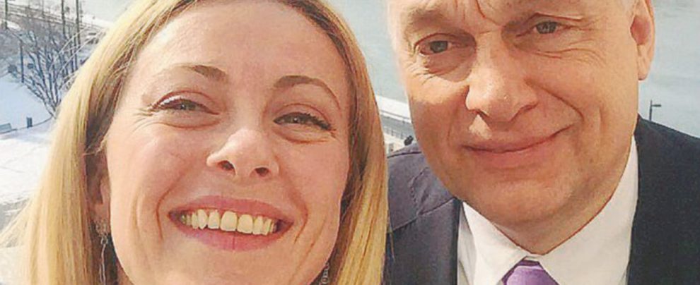 Nuovi amici - Giorgia Meloni con il primo ministro ungherese Viktor Orbán ieri a Budapest - Ansa E Meloni si fa il selfie con l’ungherese Orbán