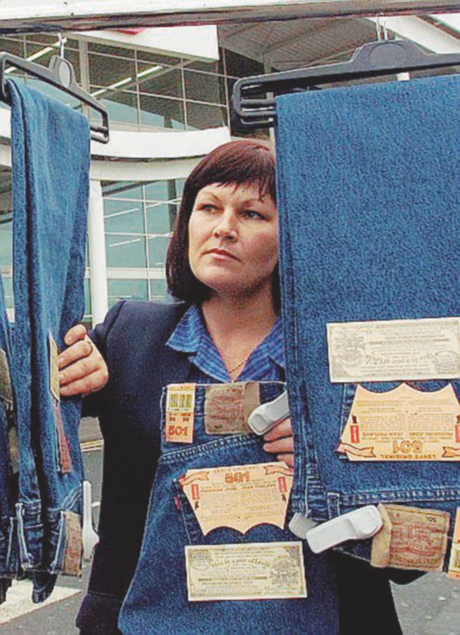 Jeans in provetta: Levi’s sostituirà gli operai con i robot entro il 2020