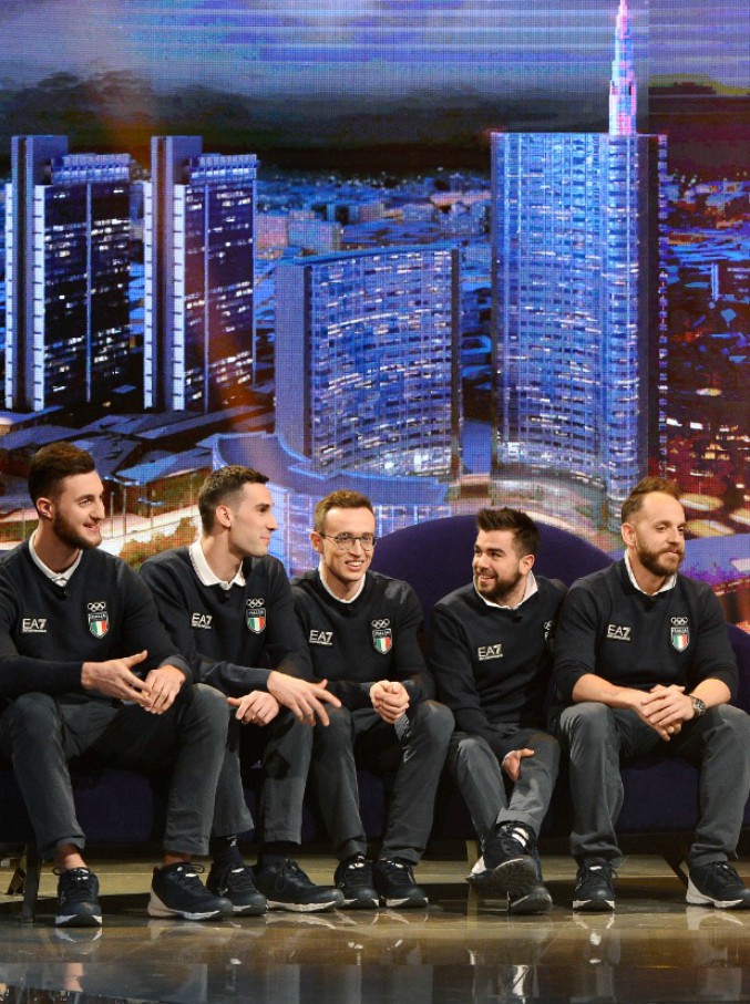 Copertina di E poi c’è Cattelan, la nazionale di curling sfida gli All star rifugees nei corridoi di Sky. Le attrezzature sono decisamente non convenzionali