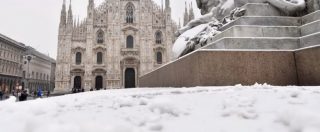 Copertina di Neve a Milano, in città strade pulite ma allarme ghiaccio. In Lombardia cancellati oltre il 30% dei treni regionali – FOTO