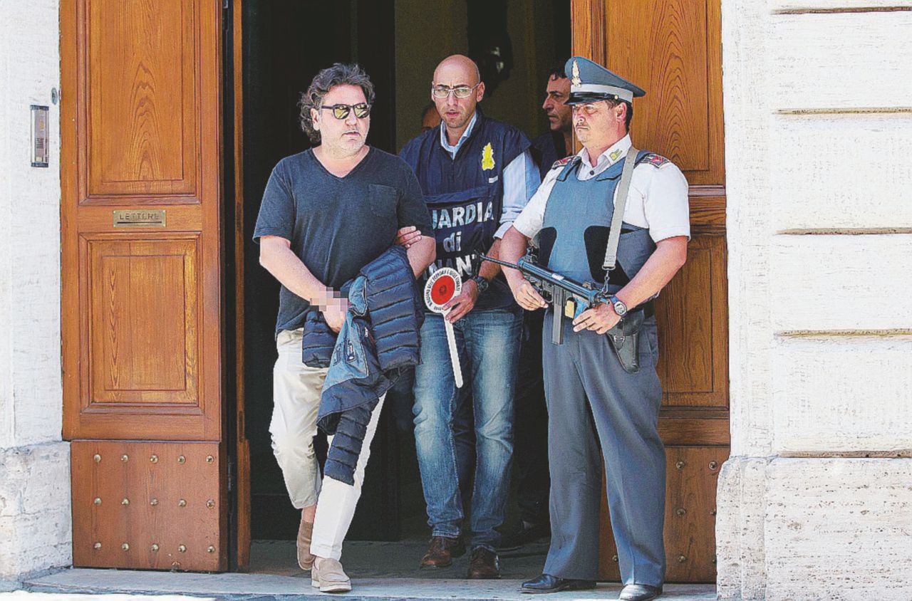 Copertina di Cene e belle donne per il giudice: Ricucci arrestato