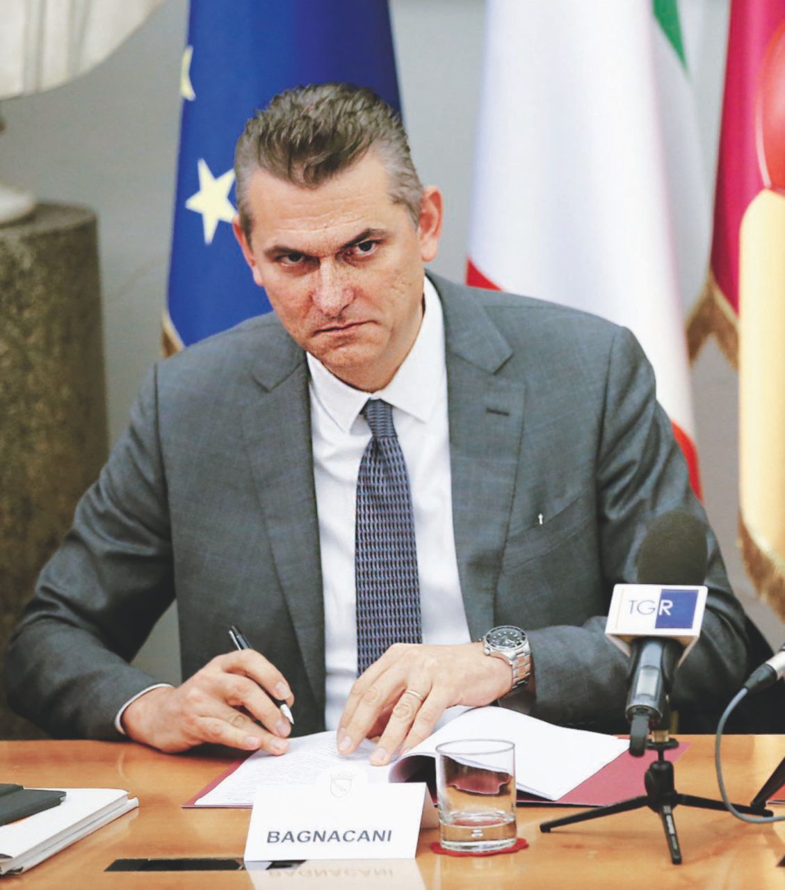 Ama, il senatore di FI ordina: “Non licenziate il mio uomo”