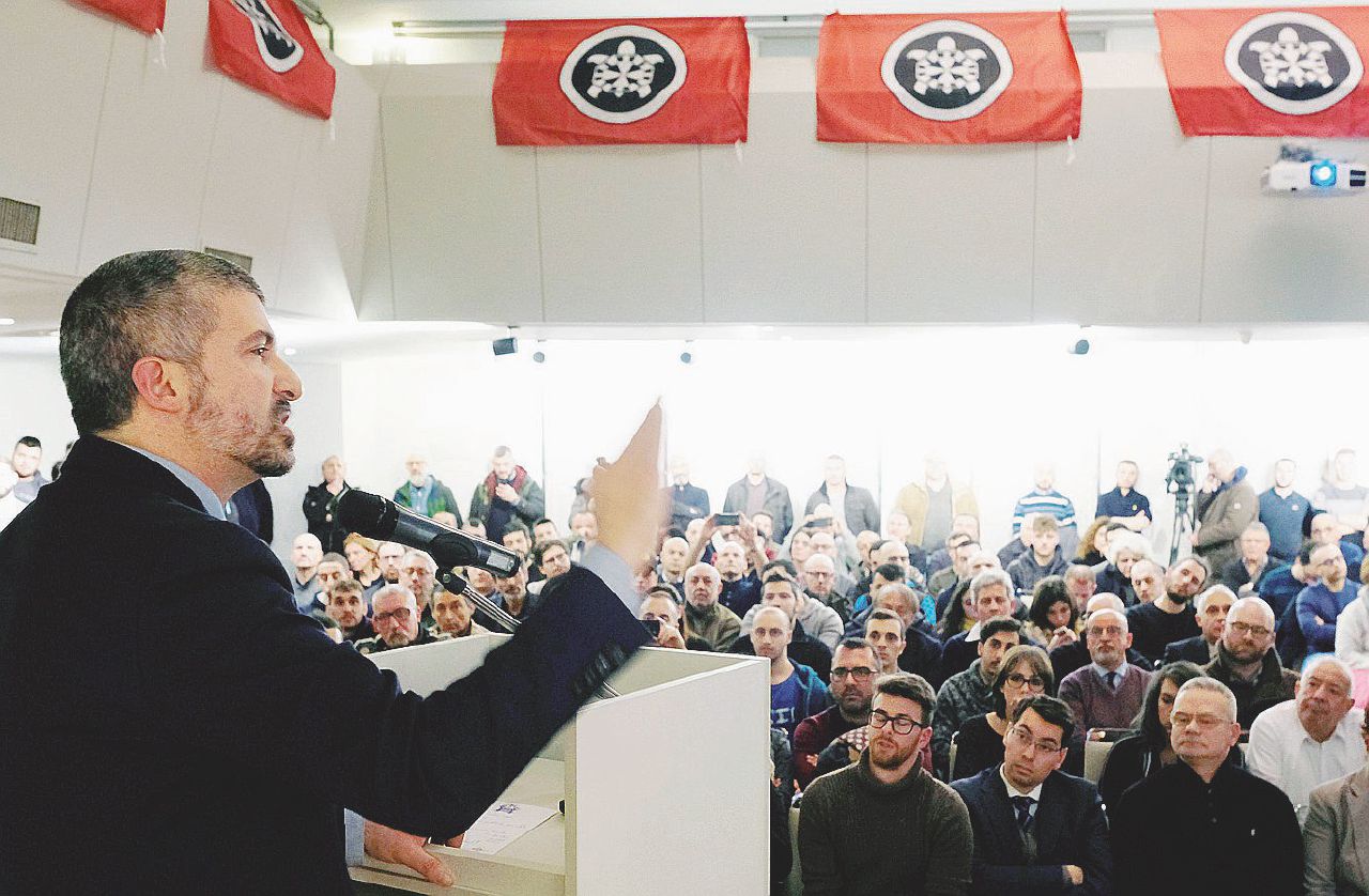 Copertina di Parà e militante fascista bastonato a Livorno