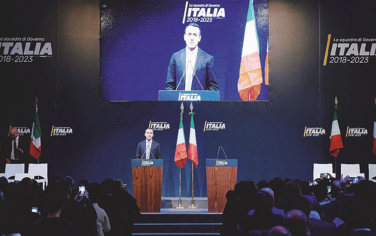 Lo show col copione (che non prevede il simbolo 5 Stelle)