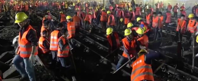 Copertina di Cina, la nuova stazione ferroviaria? Te la costruisco in una notte (con 1500 operai): il time-lapse è impressionante