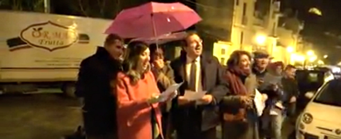 Copertina di Mariuccia va in pensione, sindaco e amministratori sotto casa sua. “Bella Ciao” per la dipendente comunale