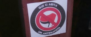 Copertina di Pavia, le case di decine di attivisti marchiate con adesivi sulla porta: “Qui ci abita un antifascista”