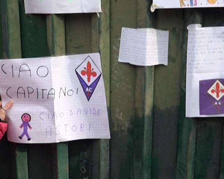 Copertina di Firenze piange Davide Astori, il saluto dei tifosi: “Non ci sono parole. Un ragazzo solare”