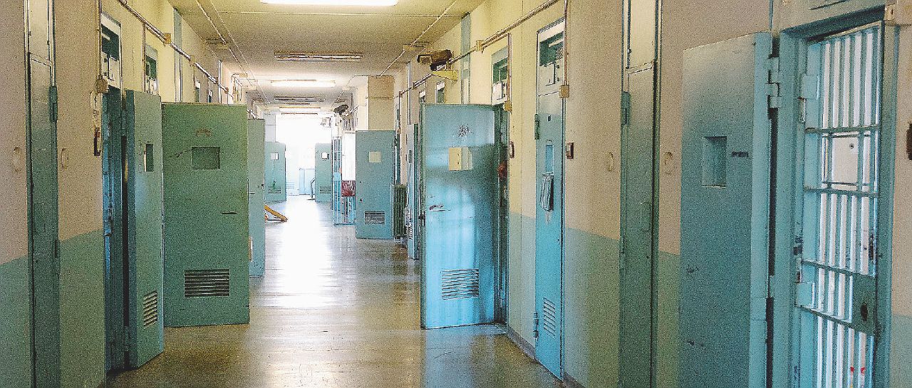 Copertina di Così si indebolisce il 41-bis: rischio messaggi all’esterno