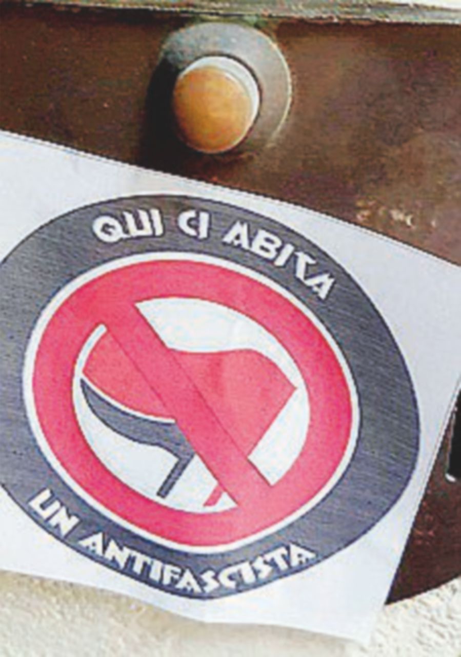 Adesivi sui portoni: “Qui ci abita un antifascista”