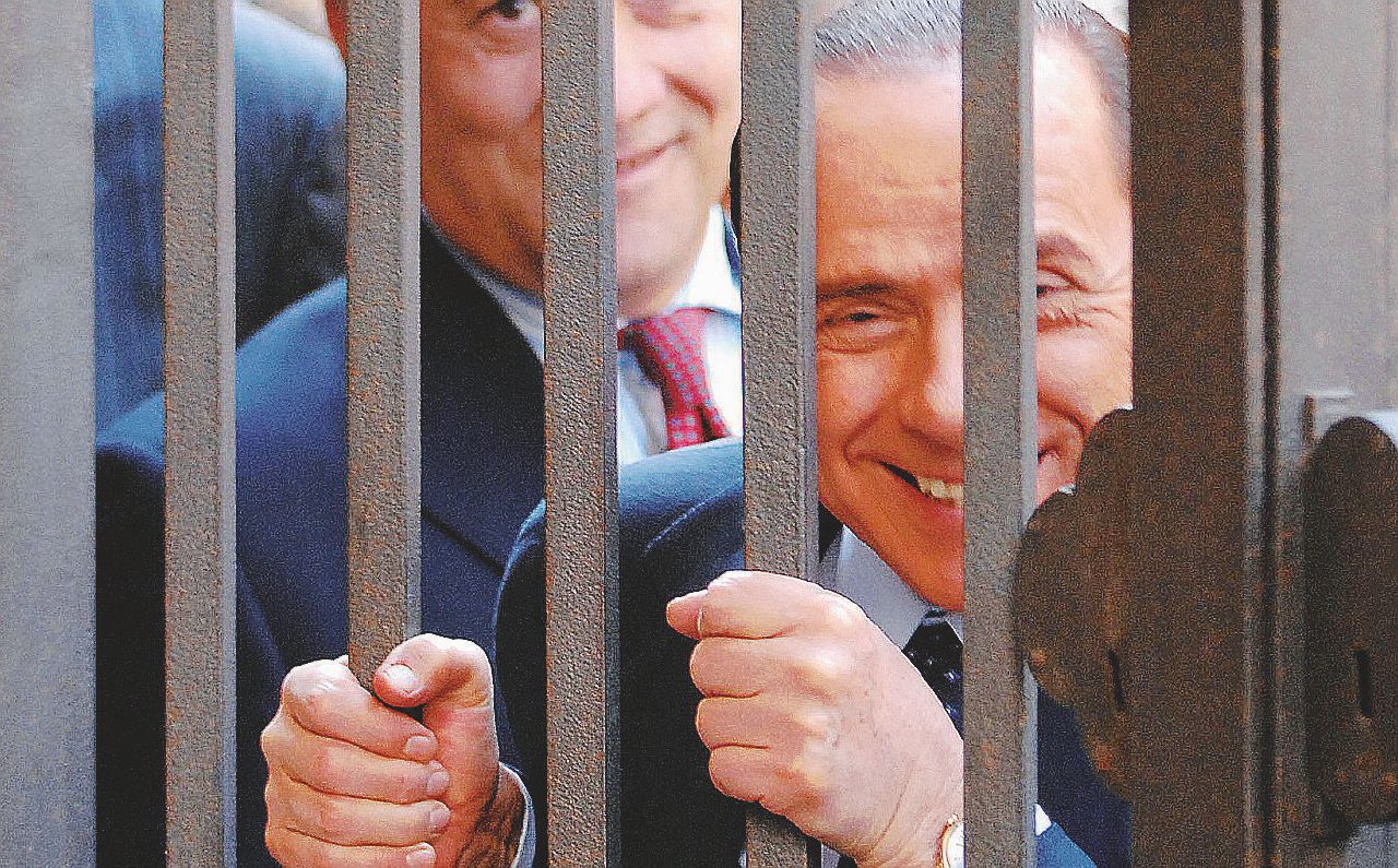Tajani, lo sbiadito di B. che faceva dediche SS e tradì pure il Caimano Tajani, lo sbiadito di B. che faceva dediche SS e tradì pure il Caimano