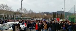 Copertina di Davide Astori, a Firenze centinaia di tifosi radunati allo stadio. Il saluto al capitano viola: “Ciao, per sempre con noi”